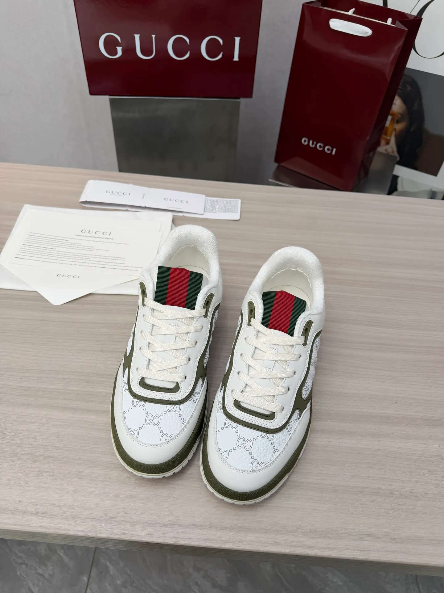 [G Home] P: 600💰 Couple size: Female 35-40. Male 39-44 (45 custom-made) 🆕2025.GUCC Gucci original order quality The latest popular high and low top aged couple sneakers series shipped original purchase development and production, this high and low top sneakers adopt a basketball-style silhouette design, cleverly integrated with hollow panels and distressed effects, showing unique ingenuity. The ingenuity incorporates brand logo details such as interlocking Double G styling accessories and Gucci lettering, a low-key tribute to the brand's design heritage. Exquisite packaging at the delivery counter 🛍📦 ▪️ Fabric: Original customized imported first-layer cowhide ▪️ Inner lining: Imported first-layer cowhide ▪️ Sole: Original molded two-color TPU sole ▪️ Sole thickness: 3cm